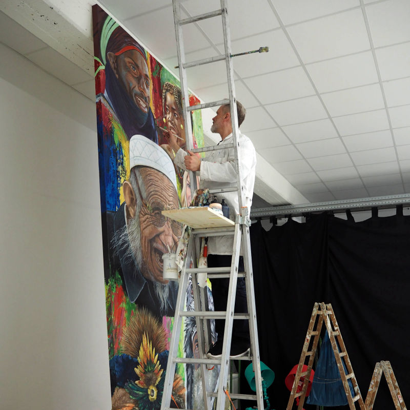 Künstler Uwe Fehrmann während einer Arbeit in seinem Studio