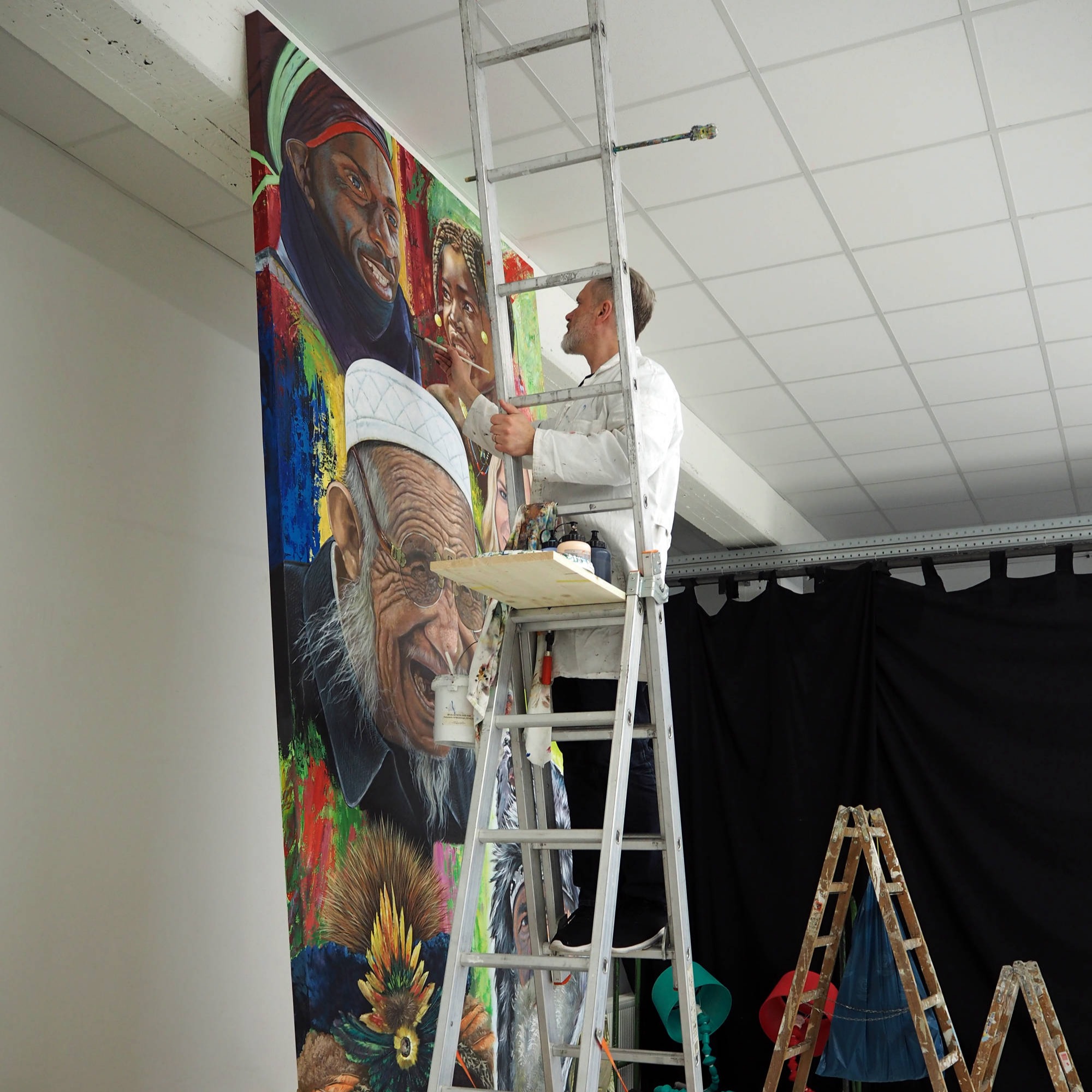 Künstler Uwe Fehrmann während einer Arbeit in seinem Studio